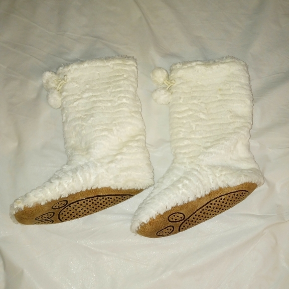 FUZZY Slipper Booties Sz 7-8 - Picture 1 of 5